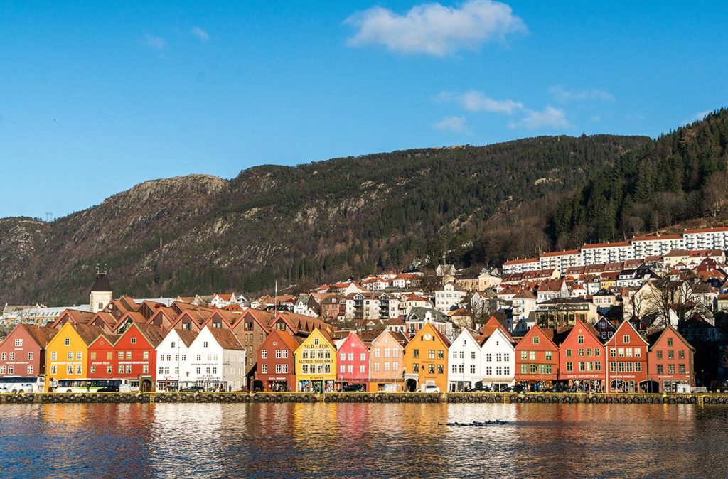 Die Stadt Bergen mit einer Häuserreihe vor einem Berg
