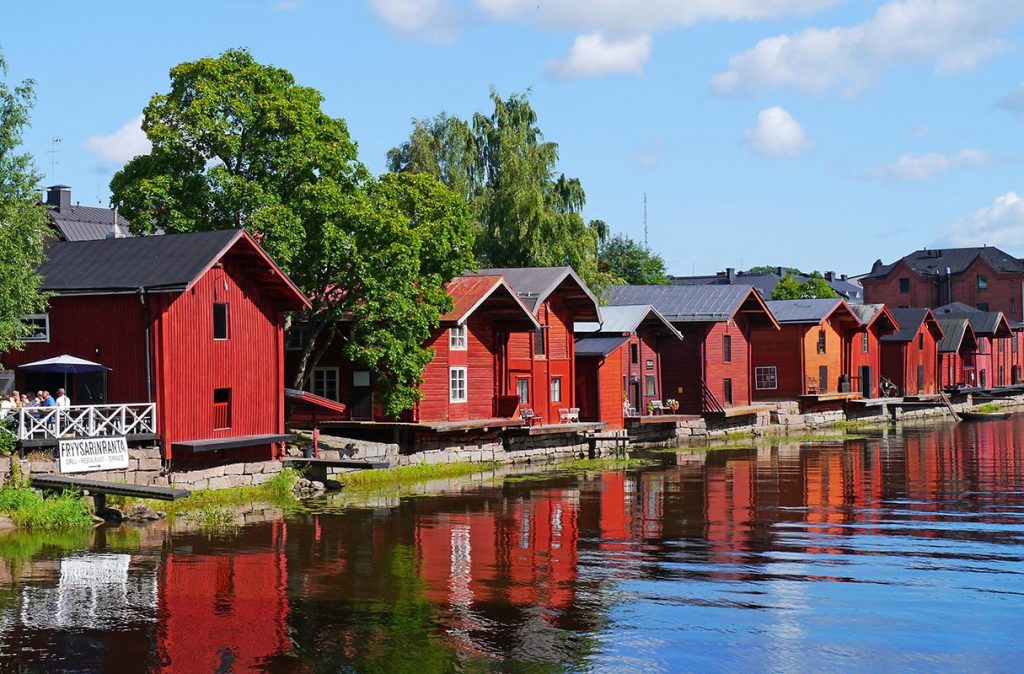 Eine rote Häuserreihe am Wasser