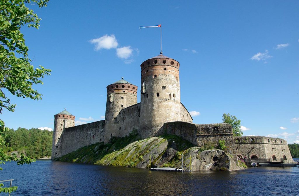 Die Burg mit Wassergraben in Savonlinna