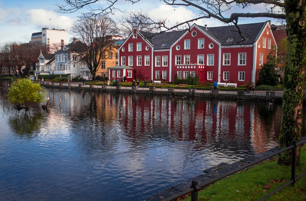 Ein rotes Gebäude an einem See in Stavanger