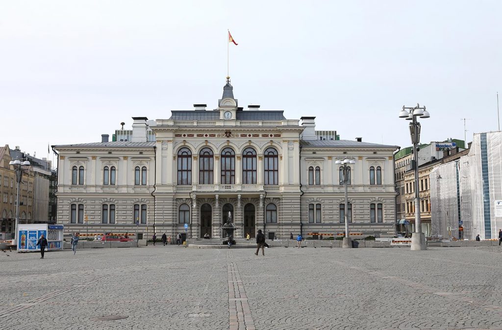 Ein großes Gebäude mit großem Platz in Tampere