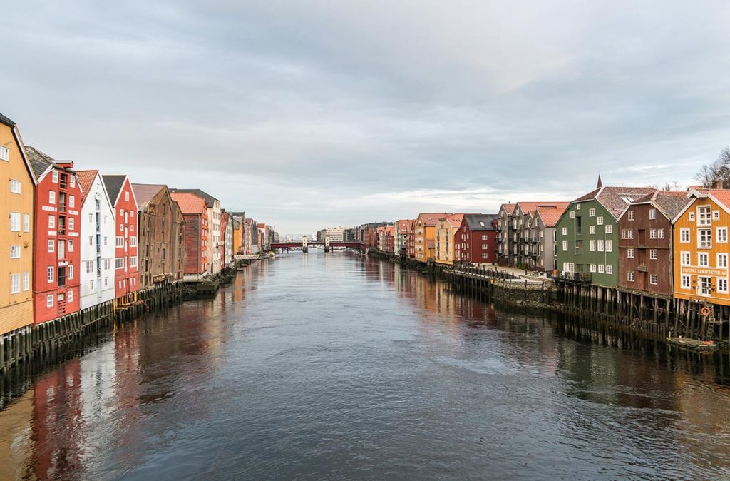 Links und rechts Häuserreihen an einem Fluss in Trondheim