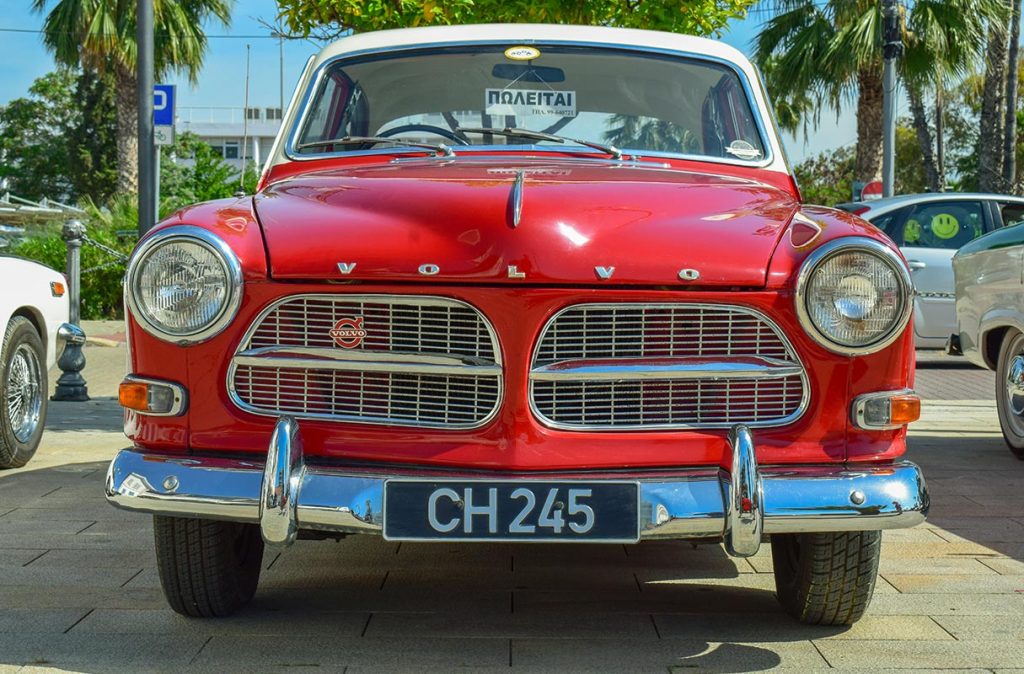 Ein rotes Auto von Volvo