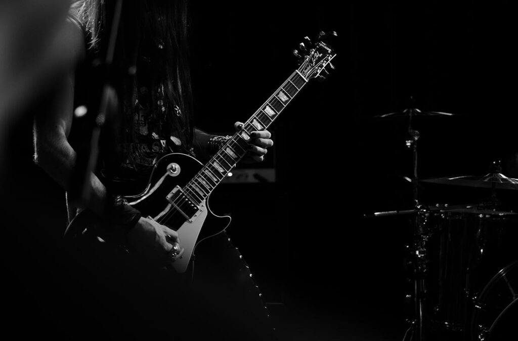 Jemand spielt Gitarre