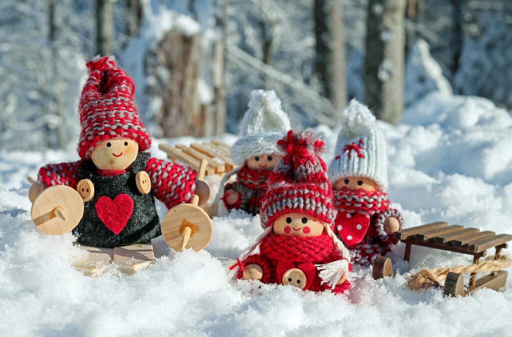 Holzfiguren um Schnee